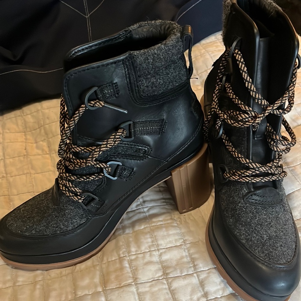 Sorel high chunk heel - never worn- size 9 warm winter hiking boots